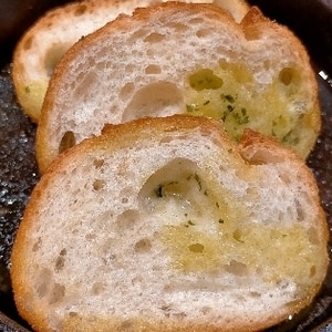 フランスパンでガーリックトースト